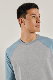 Camiseta gris clara con manga ranglan larga azul