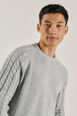 Suéter gris claro con cuello redondo y texturas en mangas