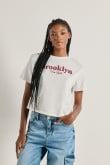 Camiseta unicolor crop top con texto college en frente