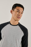 Camiseta gris con manga ranglan larga en contraste