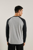 Camiseta gris con manga ranglan larga en contraste