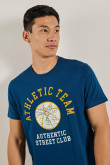 Camiseta azul con manga corta y diseño college deportivo