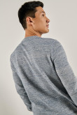 Suéter tejido azul claro con diseños y cuello redondo