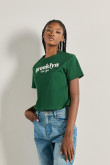 Camiseta unicolor crop top con texto college en frente