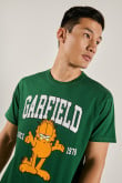 Camiseta verde oscura con cuello redondo y arte de Garfield