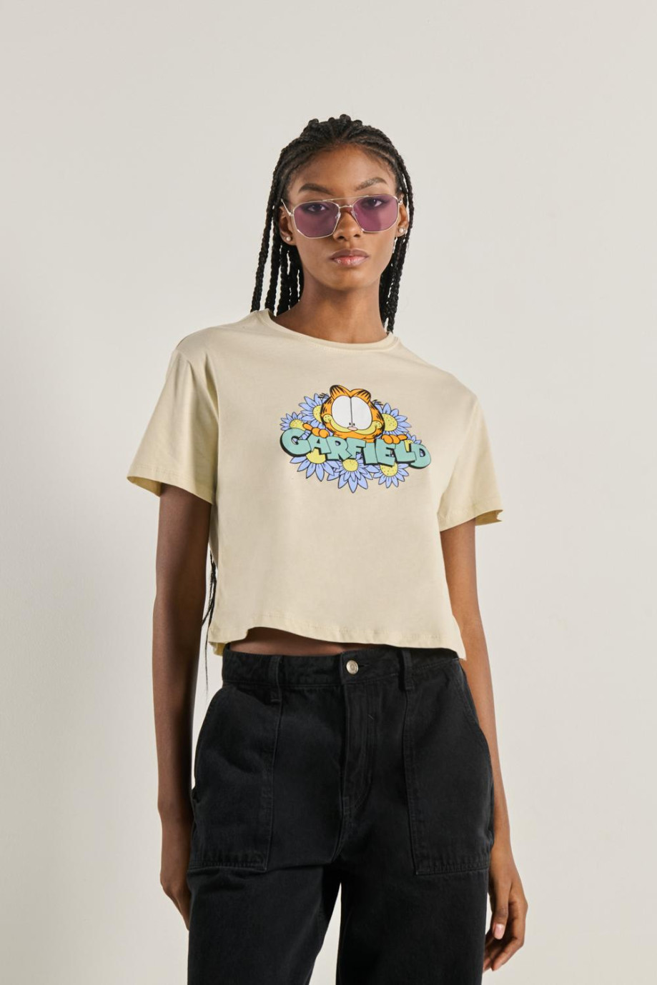 Camiseta crop top kaki clara con diseño de Garfield