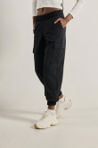 Pantalón jogger cargo unicolor con bolsillos laterales