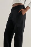 Pantalón jogger cargo unicolor con bolsillos laterales