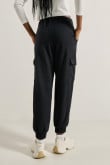 Pantalón jogger cargo unicolor con bolsillos laterales