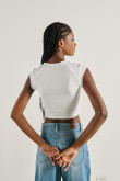 Camiseta crop top crema clara estampada con manga corta