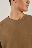 Camiseta cuello redondo oversize café con texturas