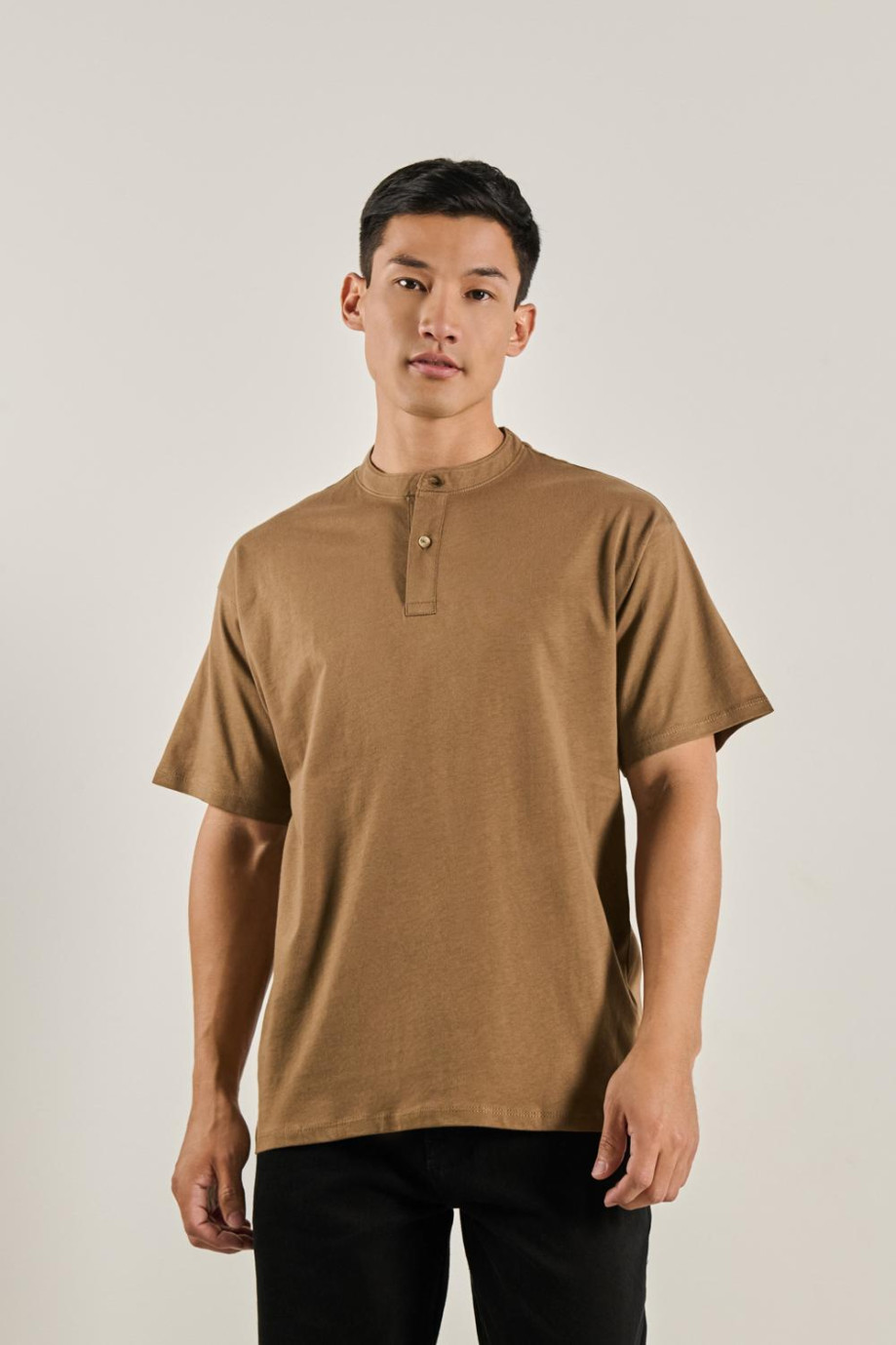 Camiseta para hombre unicolor en algodón, fit oversize y cuello neru.