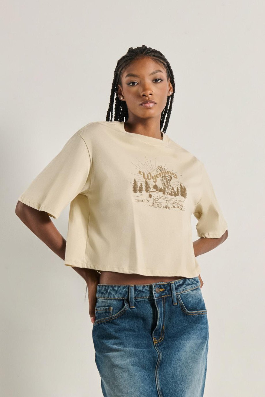 Camiseta crop top kaki oversize con diseño de Snoopy