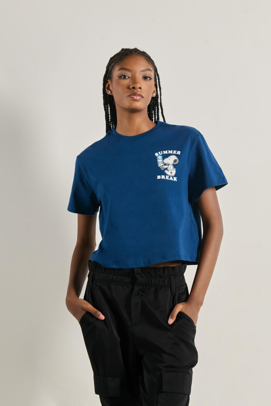 Camiseta crop top azul oscura con diseño de Snoopy