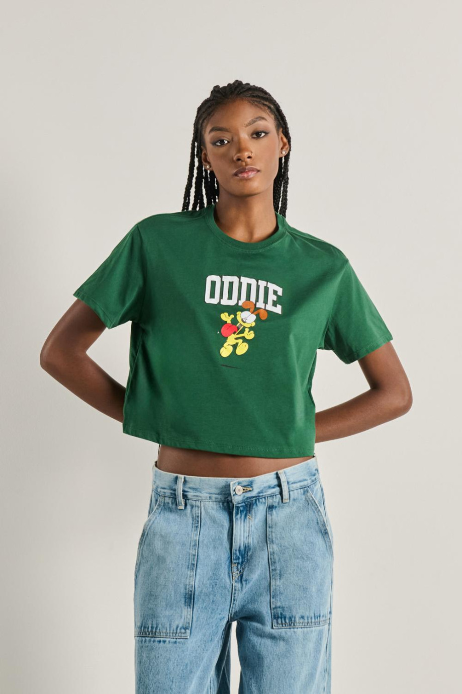 Camiseta verde oscura crop top con diseño de Oddie