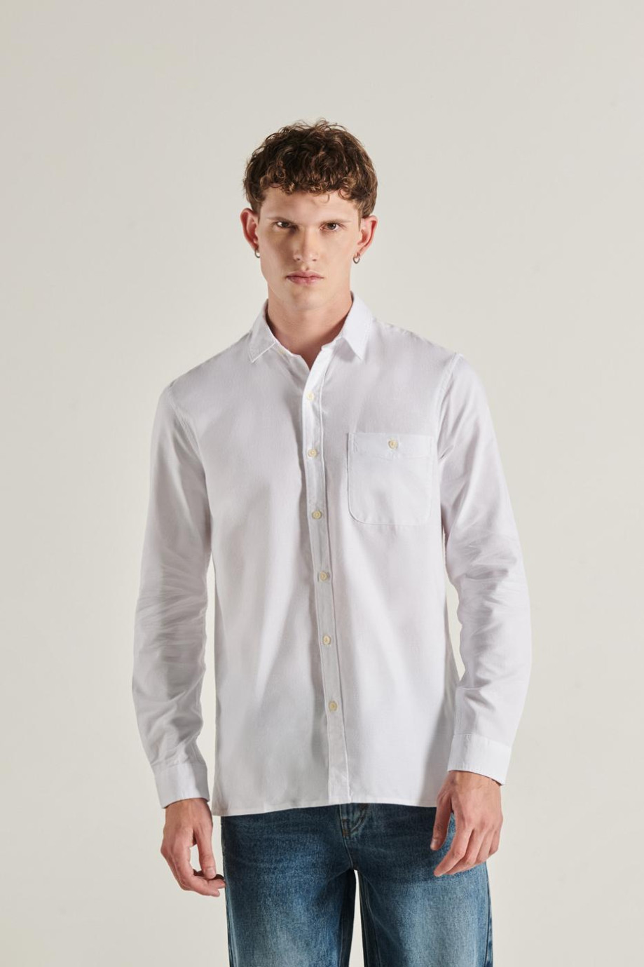 Camisa en algodón unicolor con manga larga y cuello sport