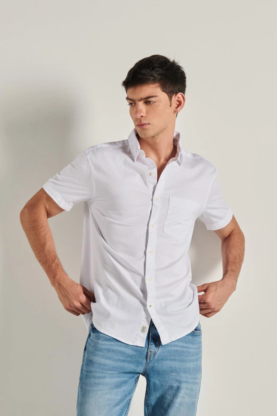 Camisa manga corta unicolor en algodón con cuello sport
