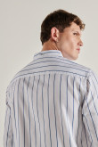 Camisa blanca a rayas con cuello button down y manga corta