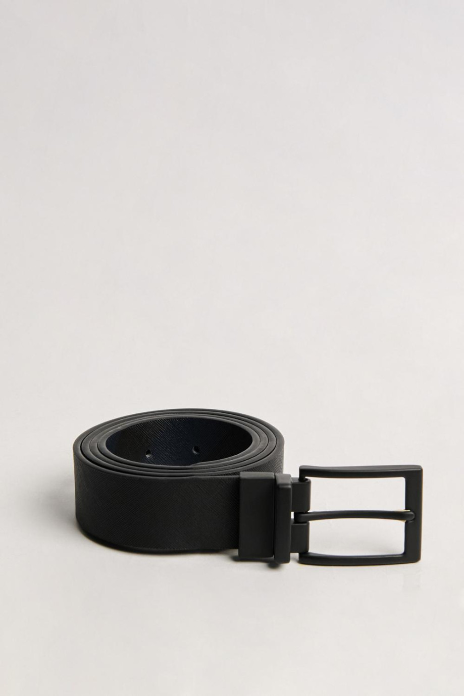 cinturón masculino reversible para hombre, con hebilla cuadrada en color negro textura y café textura.