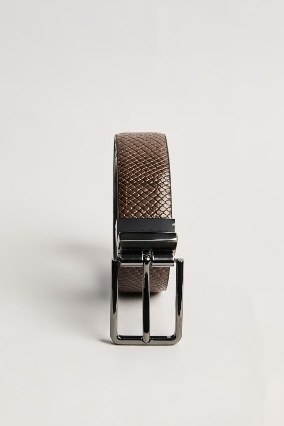 Cinturón café oscuro reversible con texturas de reptil