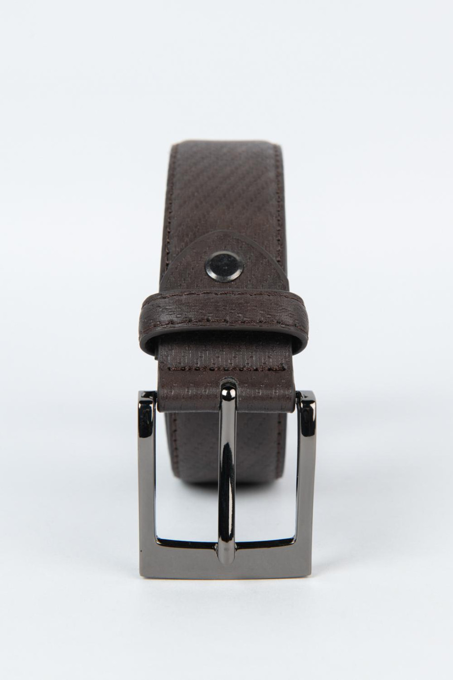 Cinturón café oscuro con hebilla cuadrada metalica.