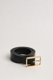 Cinturón negro texturizado con hebilla dorada metálica