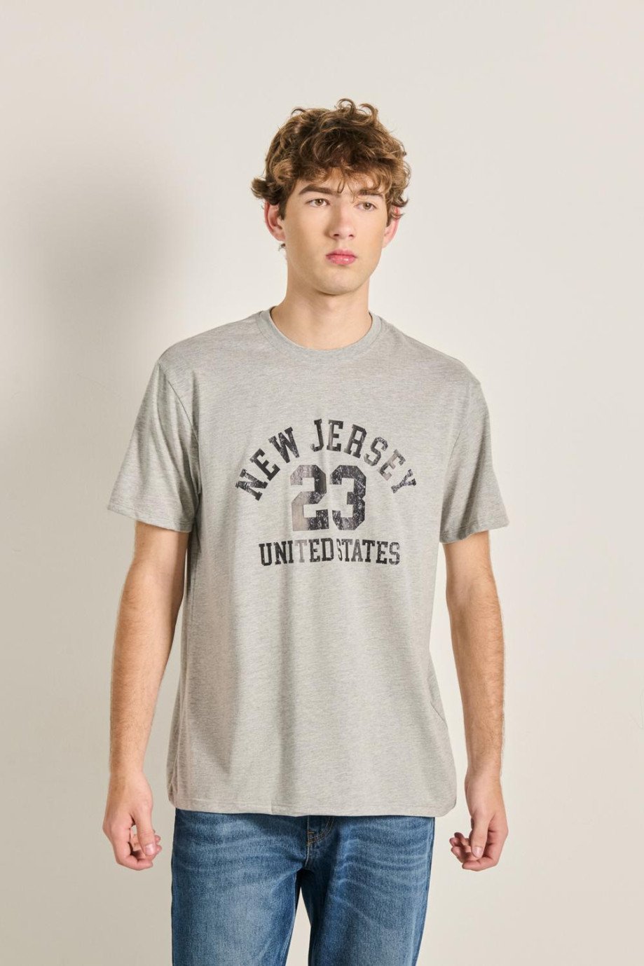 Camiseta unicolor manga corta oversize con diseño college