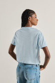 Camiseta azul clara crop top con diseño de Osos Escandalosos