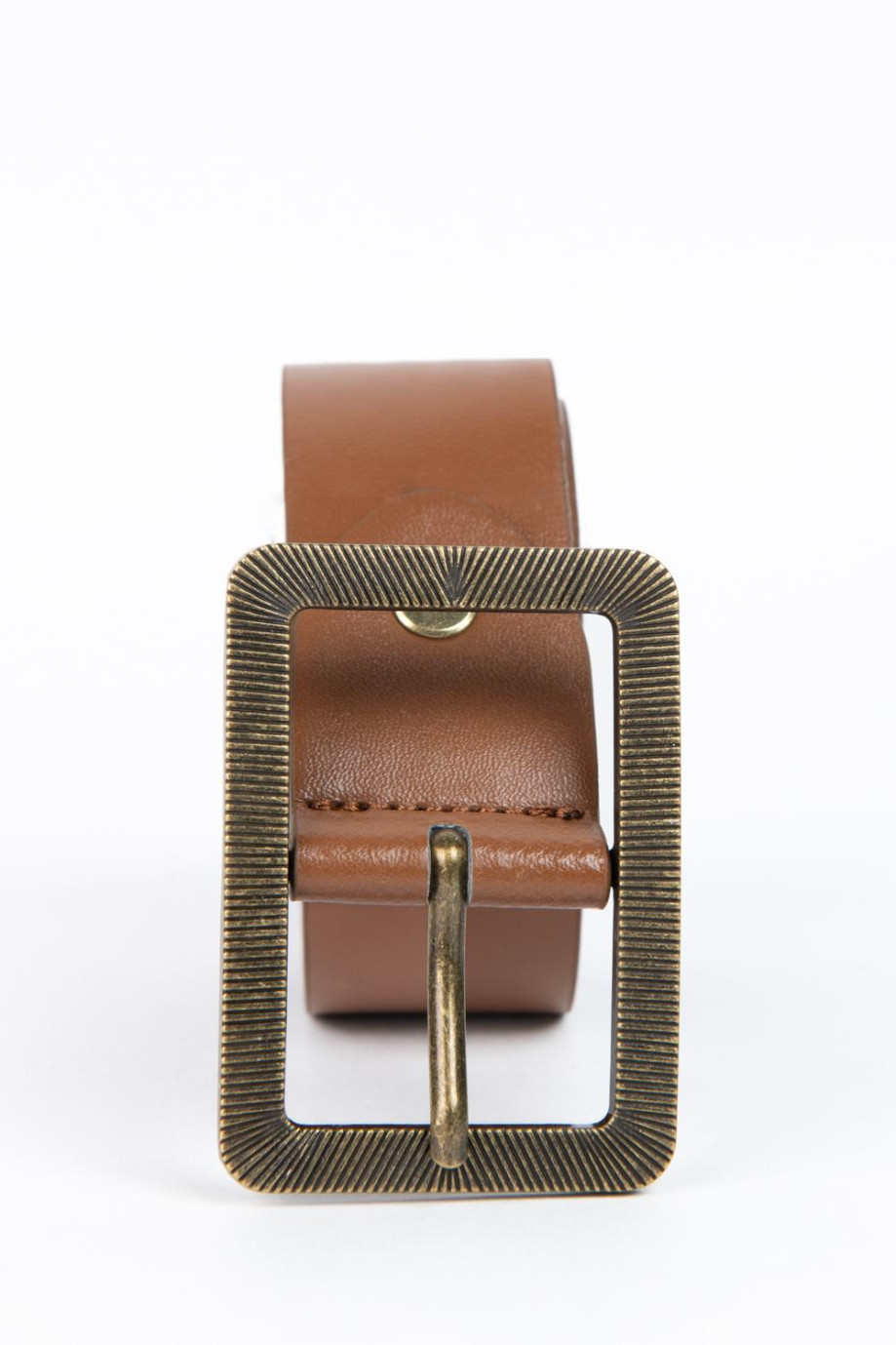 Cinturón café oscuro con hebilla cuadrada con diseños en relieve