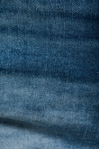 Short azul claro en jean con dobladillo en bordes
