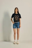 Short en jean azul oscuro tiro alto con bordes deshilados