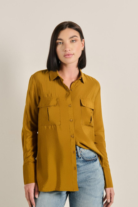 Blusa unicolor con bolsillos utilitarios y manga larga