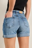 Short en jean azul oscuro tiro medio y dobladillo en bordes