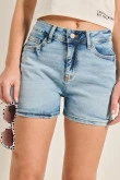 Short en jean azul claro con 5 bolsillos y tiro alto