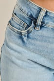Short en jean azul claro con 5 bolsillos y tiro alto