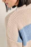 Suéter cuello redondo azul claro a rayas con hombro caído
