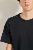 Camiseta oversize negra con texturas y cuello redondo