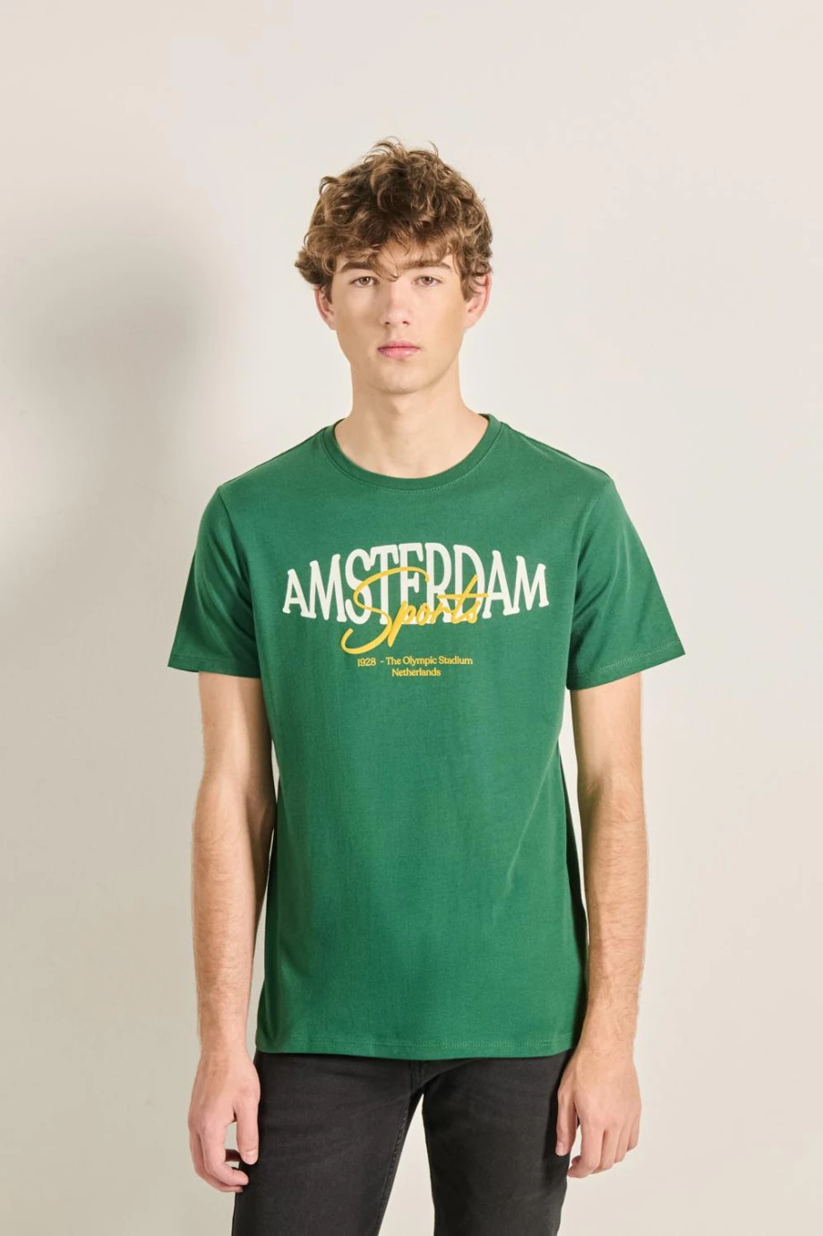Camiseta verde con cuello redondo y texto college en frente