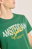 Camiseta verde con cuello redondo y texto college en frente