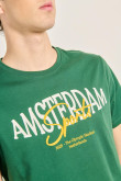 Camiseta verde con cuello redondo y texto college en frente
