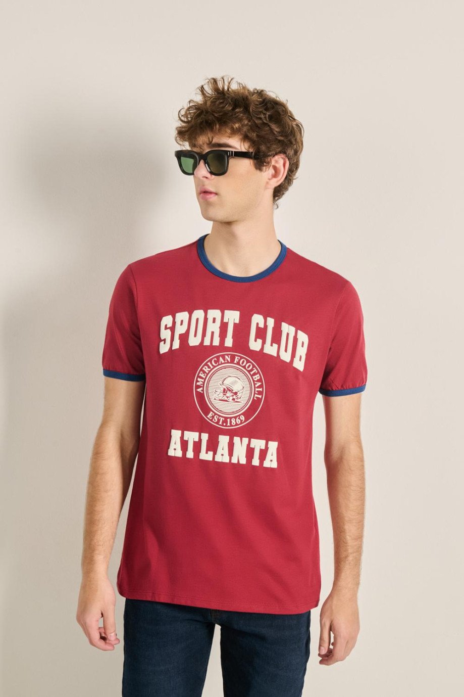 Camiseta manga corta rojo osucro con contrastes y estampado en frente estilo College.