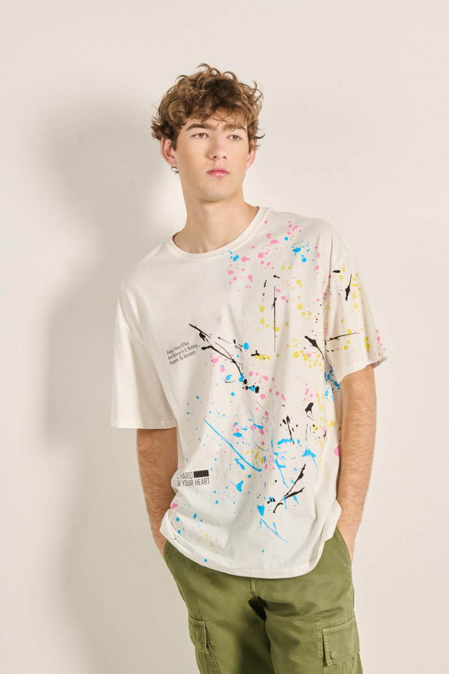 Camiseta oversize unicolor con diseño colorido y manga corta