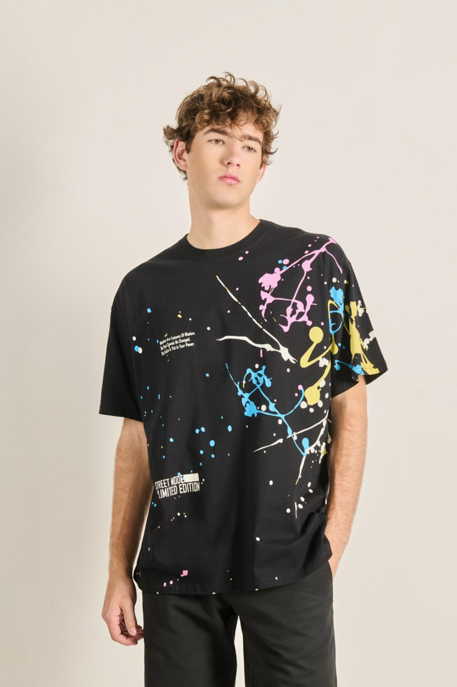 Camiseta oversize unicolor con diseño colorido y manga corta