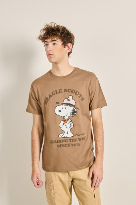 Camiseta café clara con cuello redondo y diseño de Snoopy