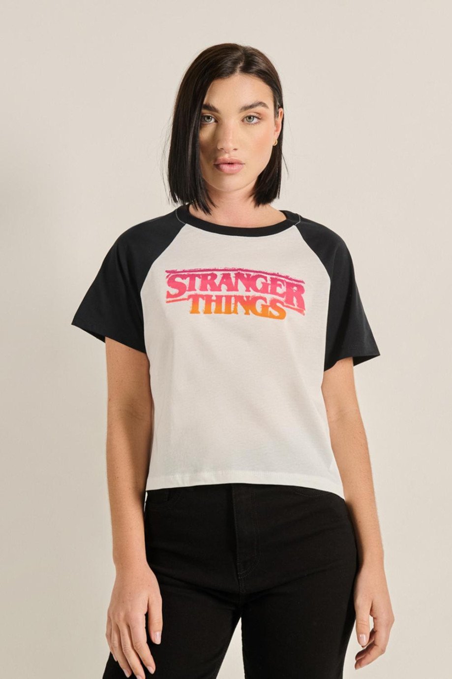 Camiseta manga corta en contraste estampada en frente de Stranger Things.