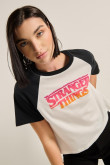 Camiseta crema manga ranglan con arte de Stranger Things