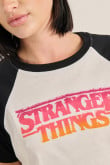Camiseta crema manga ranglan con arte de Stranger Things