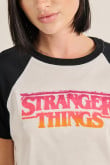 Camiseta crema manga ranglan con arte de Stranger Things
