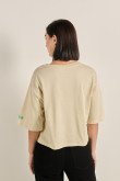 Camiseta kaki crop top oversize con diseño de Plaza Sésamo