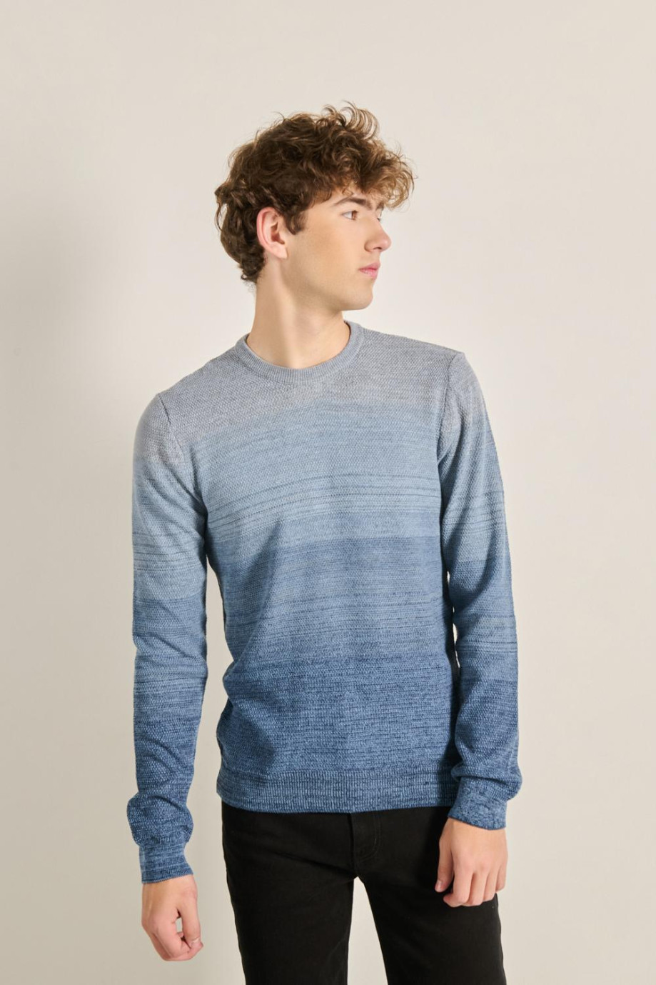 Suéter azul claro con diseños de rayas y cuello redondo